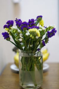 lọ hoa salem đơn giản tại bàn ăn